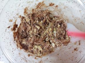 用硅胶铲翻拌至无干粉。