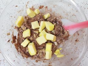 加入软化的黄油。