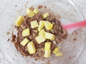 加入软化的黄油。