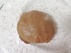 带上一次性手套揉成光滑的面团。