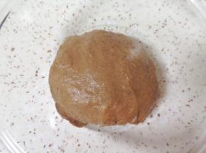带上一次性手套揉成光滑的面团。