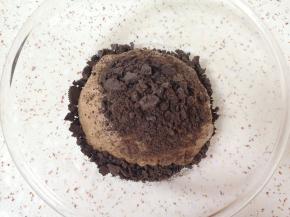 加入奥利奥饼干碎揉匀。