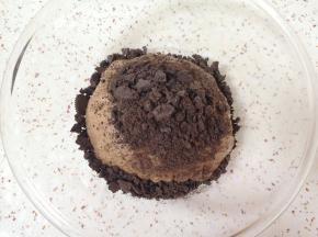 加入奥利奥饼干碎揉匀。