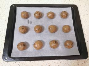 烤盘里铺上油纸，分成30g左右一份滚圆放在烤盘上。