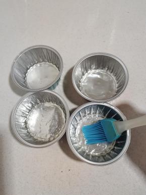布丁杯喷适量的油，用刷子把油均匀的刷在布丁杯上！这样做出来的好脱模！