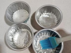 布丁杯喷适量的油，用刷子把油均匀的刷在布丁杯上！这样做出来的好脱模！