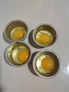 把鸡蛋磕在布丁杯里！