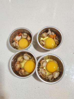 扇贝清洗干净，放进去！（可以把扇贝换成自己喜欢的海鲜，比如虾，生蚝……）