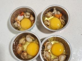 扇贝清洗干净，放进去！（可以把扇贝换成自己喜欢的海鲜，比如虾，生蚝……）