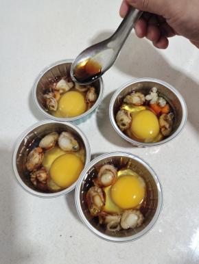 每个布丁杯里，均匀的放入一勺生抽调味！