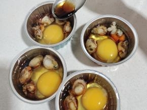 每个布丁杯里，均匀的放入一勺生抽调味！