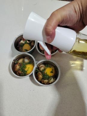 再在表面用喷油壶喷两下食用油，这样烤出来的个个滋滋冒油，就不会干巴巴的了！