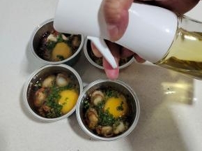 再在表面用喷油壶喷两下食用油，这样烤出来的个个滋滋冒油，就不会干巴巴的了！