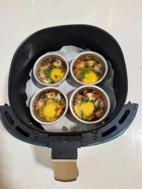 空气炸锅铺一层油纸，把布丁杯放进去！