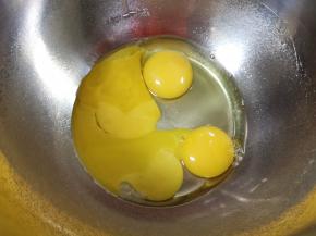 打蛋盆里打入3个蛋黄和一个全蛋。