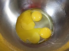 打蛋盆里打入3个蛋黄和一个全蛋。