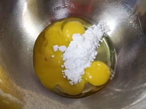 加入一半糖粉用电动打蛋器搅打均匀。