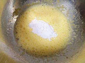 加入剩下的一半糖粉。