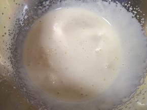 打发至颜色变白。