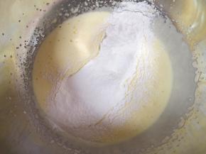 筛入低筋面粉，用硅胶铲翻拌均匀。