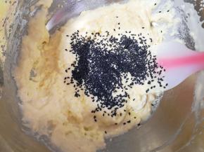 放入熟黑芝麻翻拌均匀。