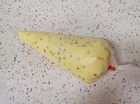 装入裱花袋。