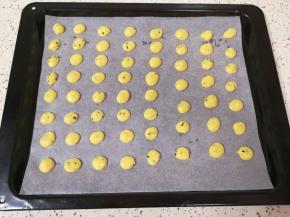 烤盘里铺上油纸，分开距离挤在油纸上。