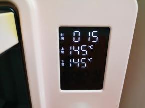 送入预热好的烤箱，上下管145度烤15分钟。