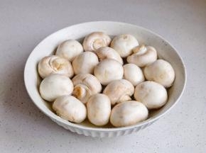 口蘑清洗干净，盐水泡5分钟。