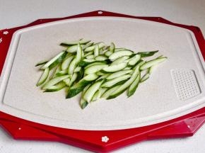 黄瓜去芯切片。