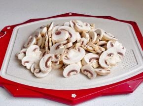 口蘑切片。