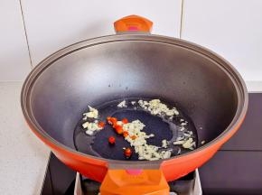 加入蒜末，葱花，小米辣煸炒。