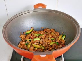 快速翻炒均匀出锅。