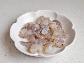 虾处理好切小块。