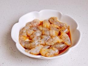 抓拌均匀腌制5分钟。