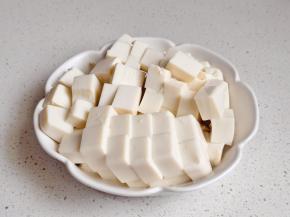 豆腐切小块。