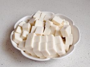 豆腐切小块。