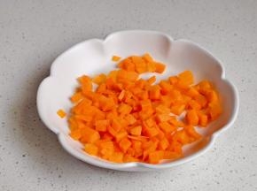 胡萝卜去皮切丁。