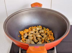 起油锅加入葱花，胡萝卜，虾仁。