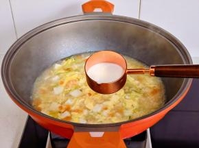 淋上淀粉水勾芡。