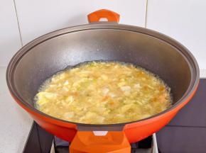 撒上香菜末大火烧开关火。