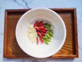 冬瓜切块，大蒜切片，青红椒切滚刀块。