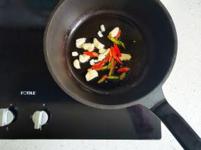 锅中热油，放入大蒜辣椒爆香，