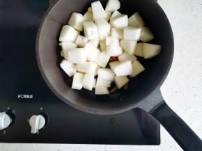 放入冬瓜翻炒至透明，