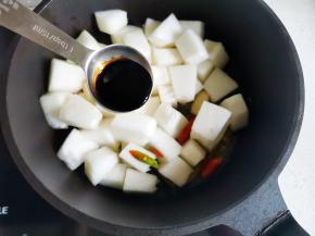 加一勺红烧酱油，