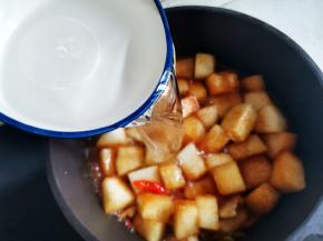 加一碗水煮至收汁。