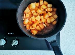 出锅前撒辣椒，炒匀入味即可。
