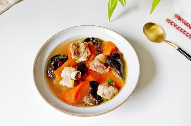 胡萝卜排骨木耳汤