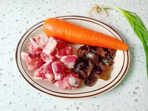 准备好排骨，木耳，胡萝卜。