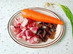 准备好排骨，木耳，胡萝卜。